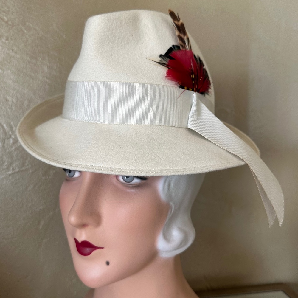 STYLISH DESIGNER 1960s' OFF WHITE FEDORA + GROSGRAIN TRIM + FEAHTERS